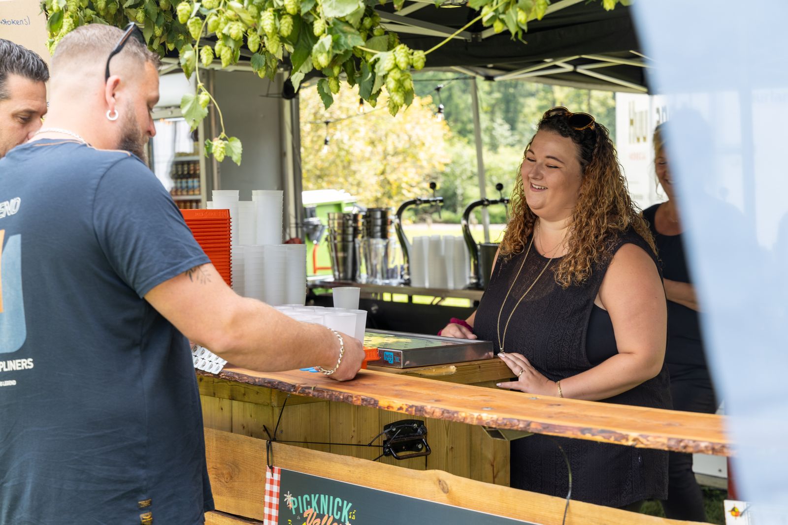 Een drankje halen aan de bar tijdens PicknickValley