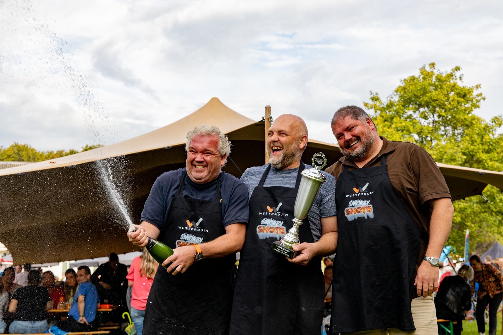 De winnaars van de BBQ-wedstrijd vieren feest